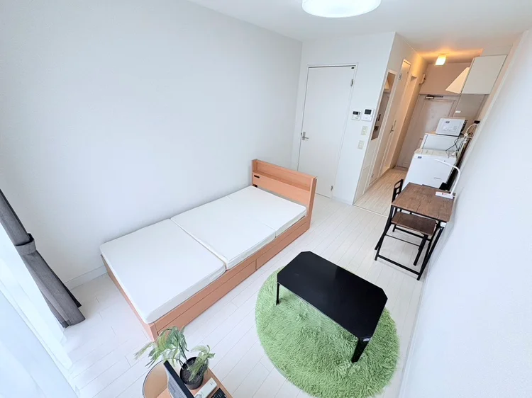 デスク＆チェア、電気スタンドも付いています♪