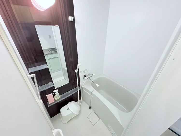 バストイレは別♪シャワールームには風呂用洗剤・スポンジをご用意しておりますのでぜひご活用ください！