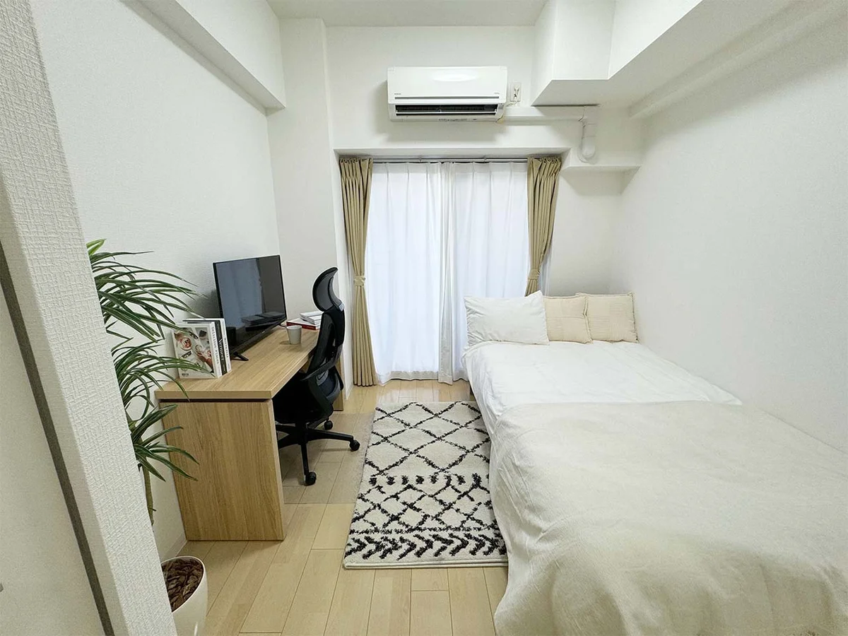 写真はお部屋のイメージです。ラグなどの室内装飾はございません。