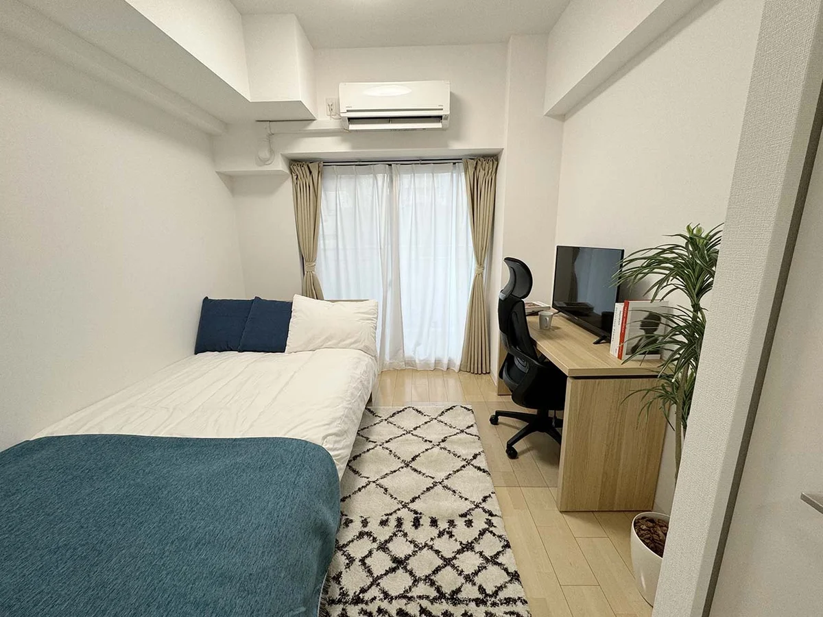 写真はお部屋のイメージです。ラグなどの室内装飾はございません。