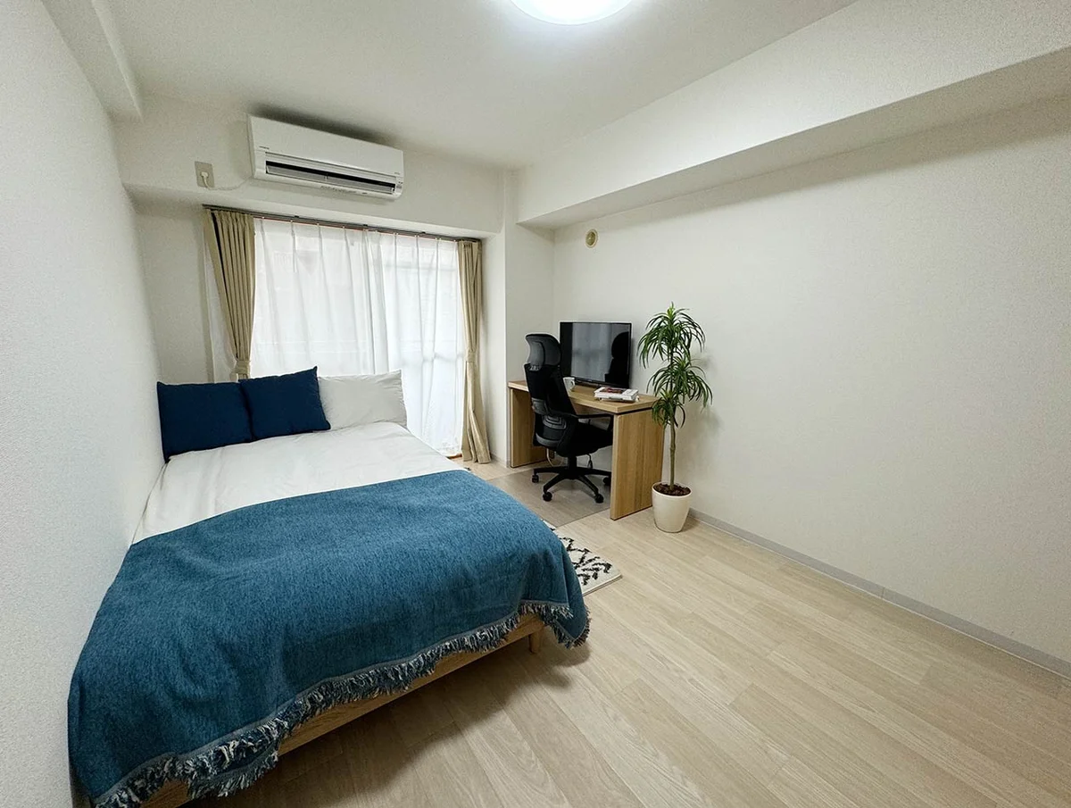 写真はお部屋のイメージです。ラグなどの室内装飾はございません。