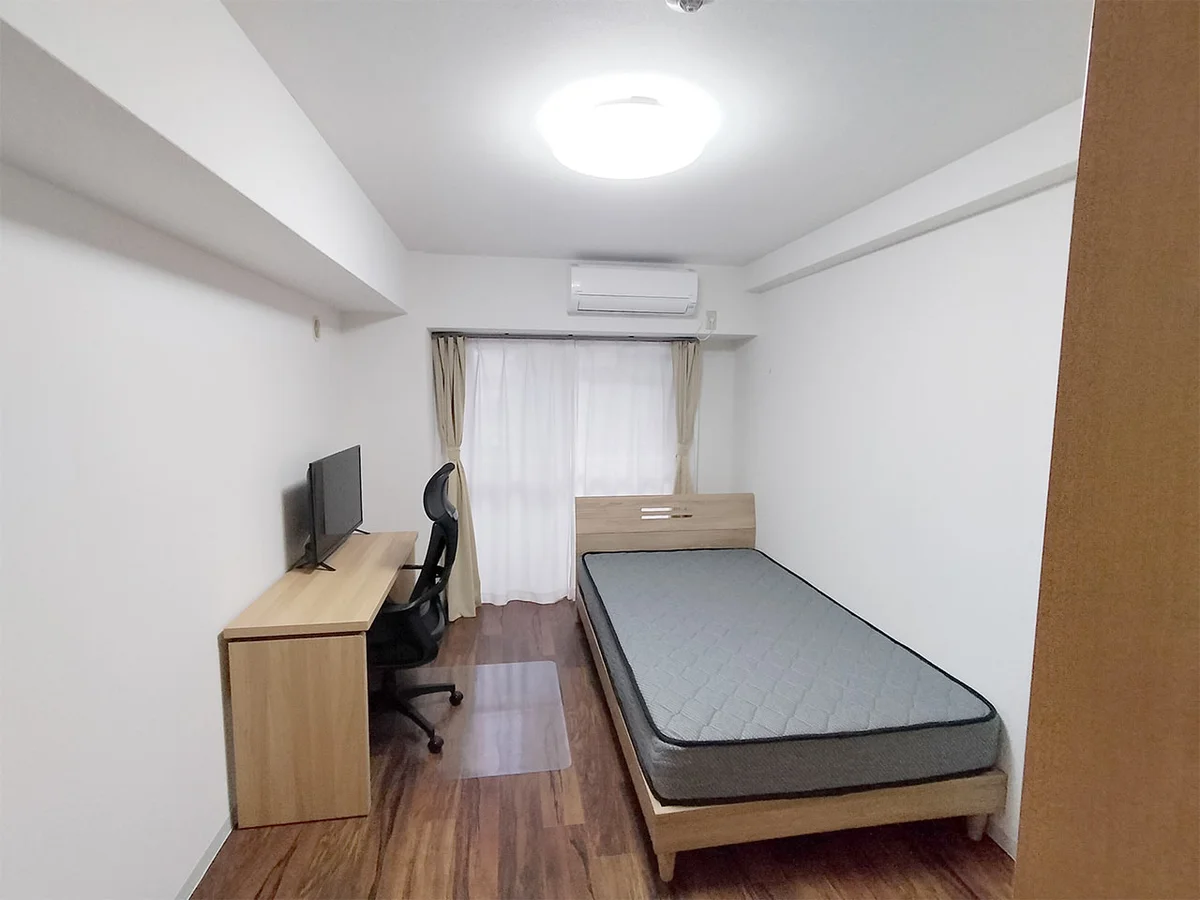 写真はお部屋のイメージです。ラグなどの室内装飾はございません。