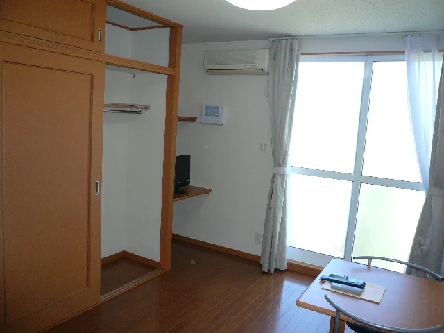 ※同タイプ部屋の写真となります（収納）