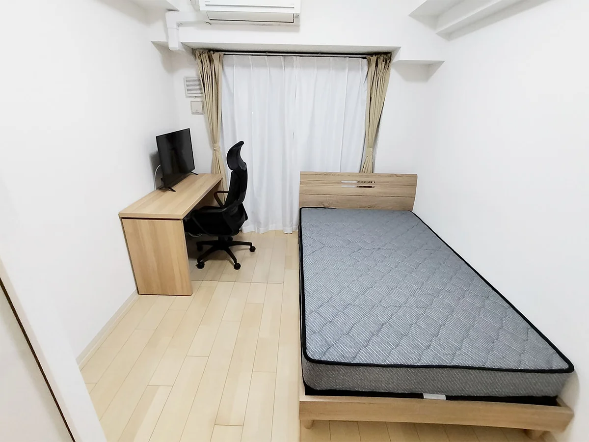 写真はお部屋のイメージです。ラグなどの室内装飾はございません。