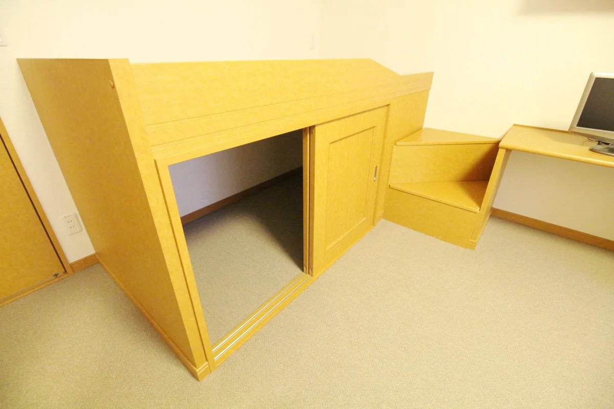 ベッドの下は大型収納スペース☆