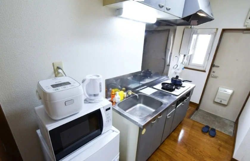キッチン調理器具・コップやお皿なども　標準にご用意！　冷蔵庫・電子レンジ・電機ケトル・炊飯器などラインナップ！