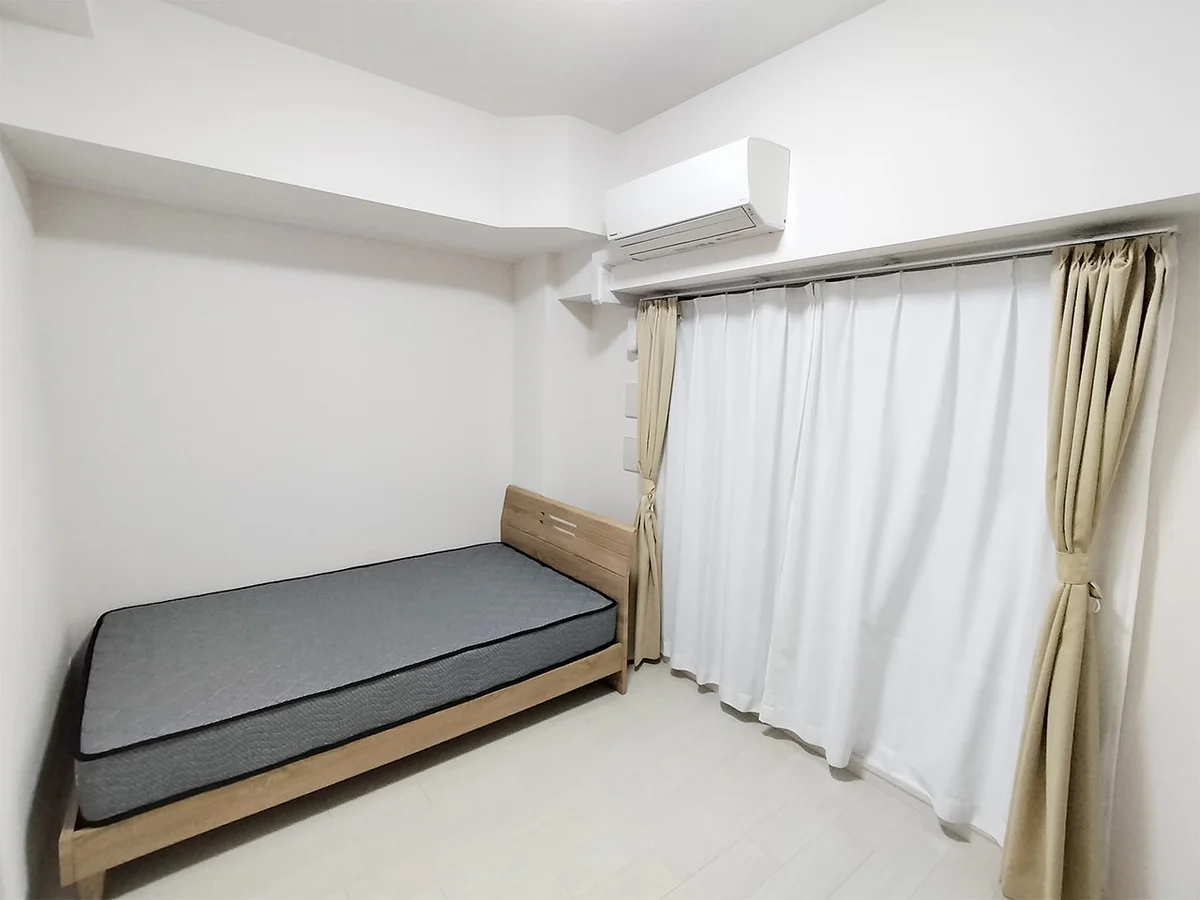 写真はお部屋のイメージです。ラグなどの室内装飾はございません。