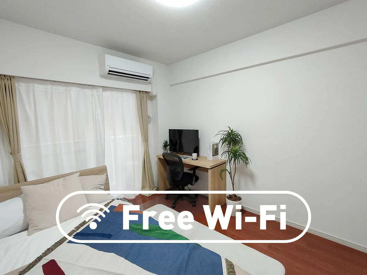写真はお部屋のイメージです。ラグなどの室内装飾はございません。