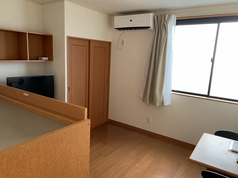 クローゼット、収納棚、ベッド下収納あり。