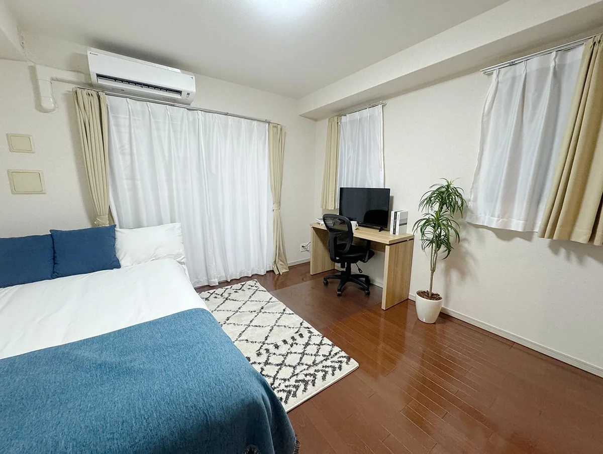 写真はお部屋のイメージです。ラグなどの室内装飾はございません。