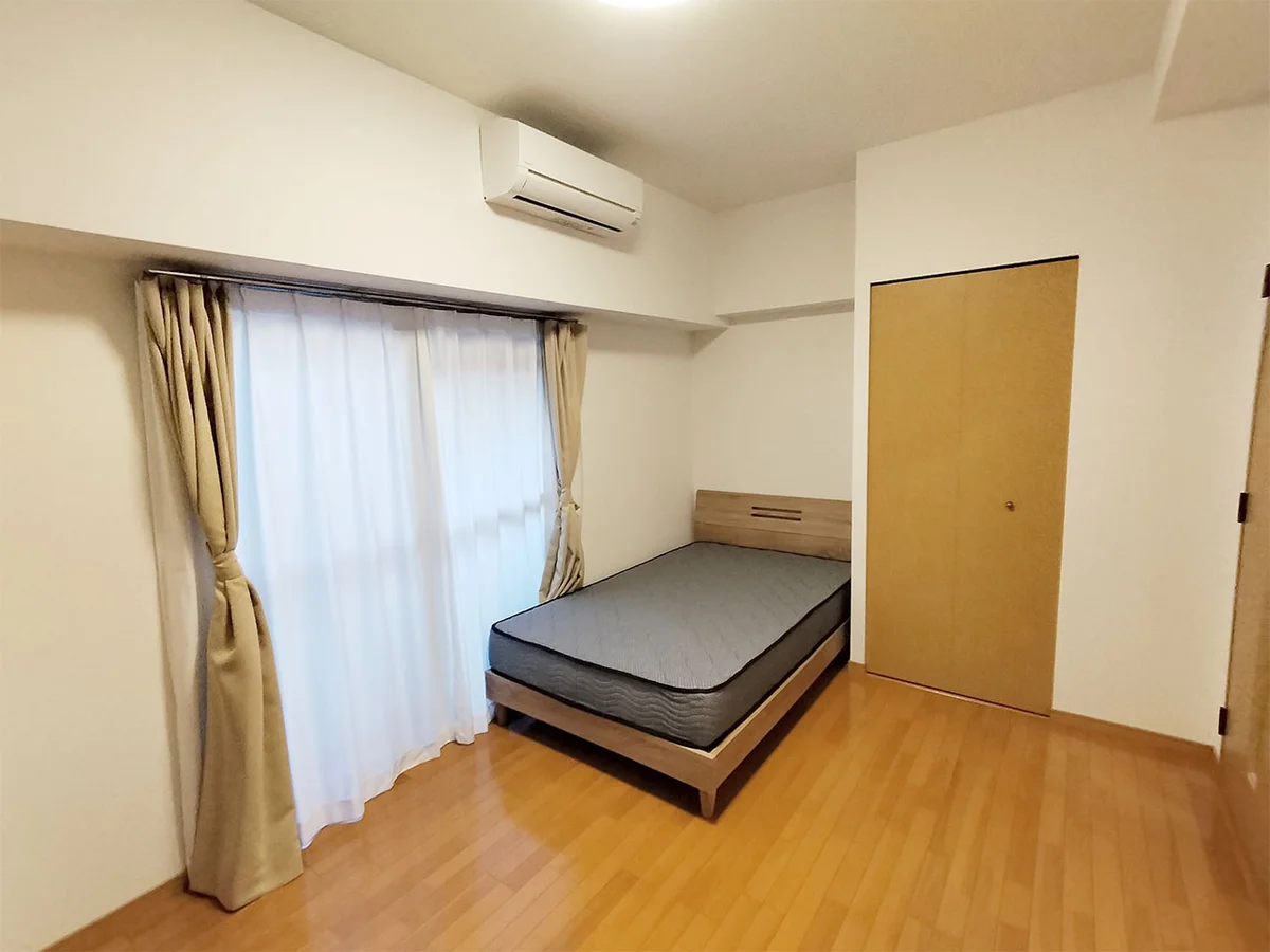 写真はお部屋のイメージです。ラグなどの室内装飾はございません。