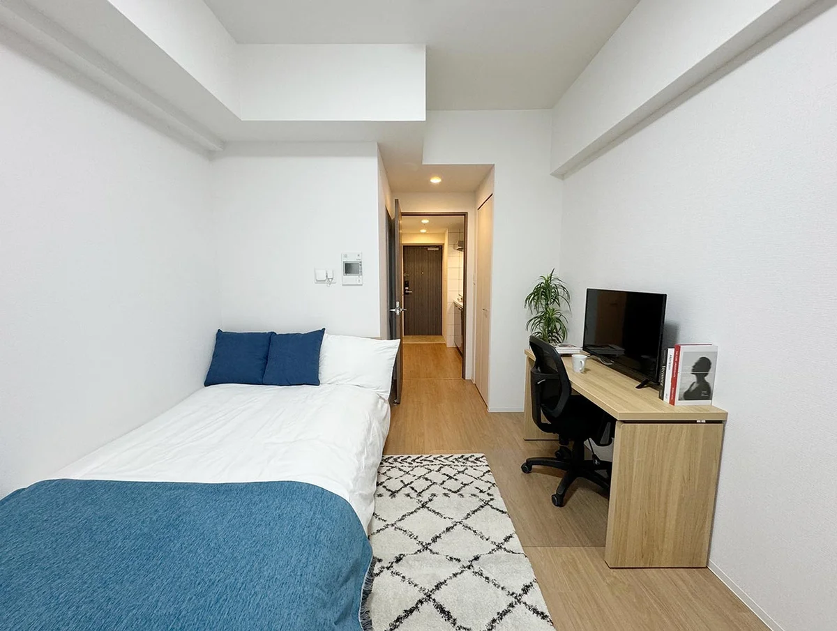 写真はお部屋のイメージです。ラグなどの室内装飾はございません。