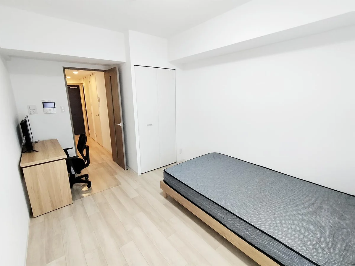 写真はお部屋のイメージです。ラグなどの室内装飾はございません。