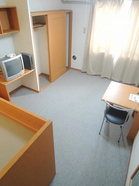 備え付けのテーブルは折りたたみ可能