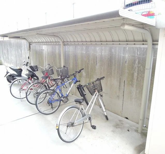 屋根付き駐輪場完備