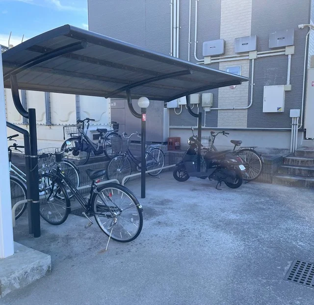 屋根付き駐輪場完備
