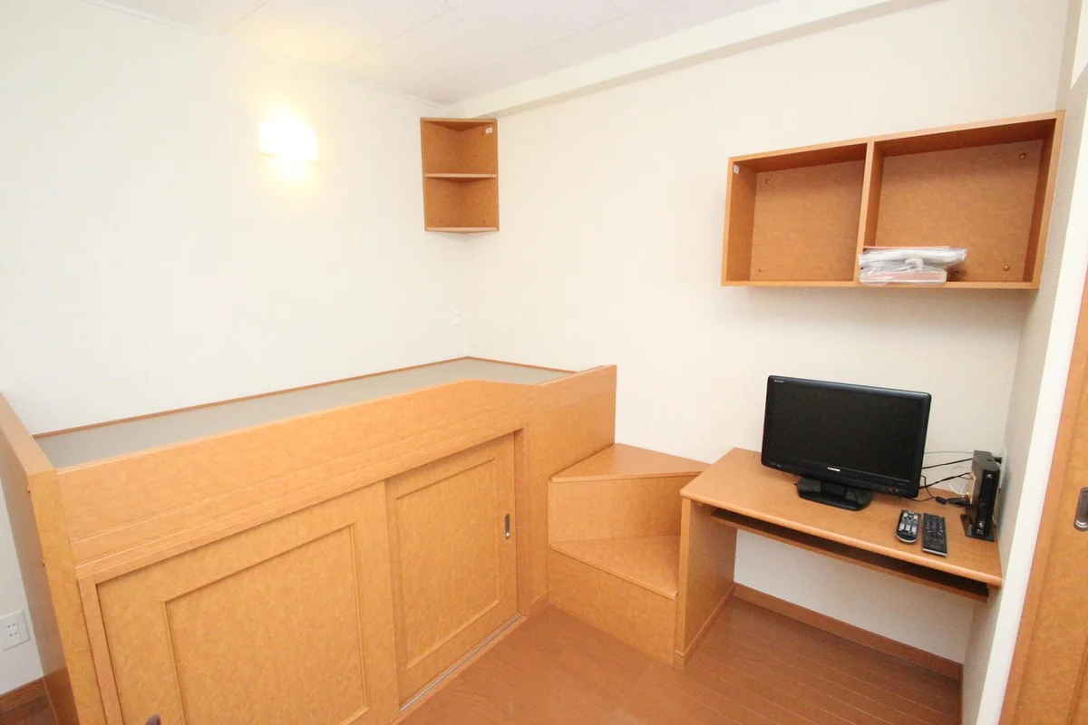 ベッド下、ステップ部分収納有り。