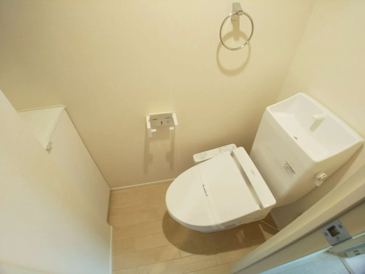 明るく清潔感のあるトイレ。温水洗浄便座完備！！