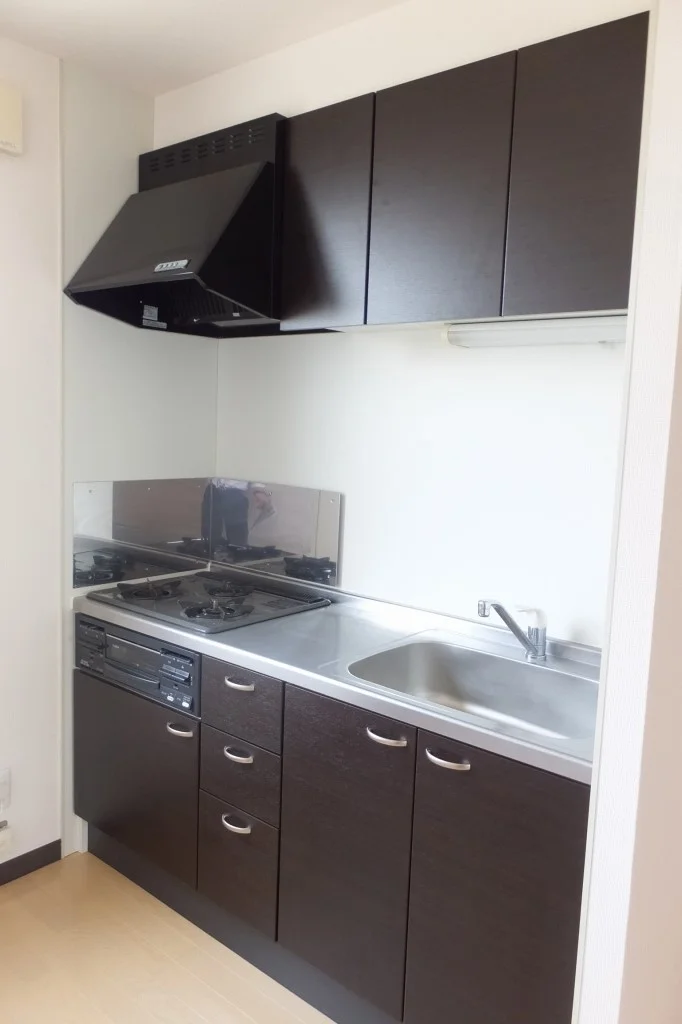 ３口ガスコンロ・グリル付きのキッチンです。