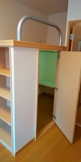 ベッド下は容量たっぷりのウォークインクローゼットです。