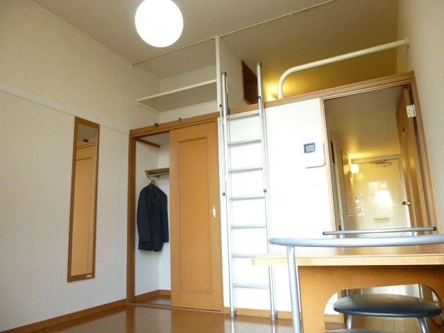 奥にクローゼットが見えます！