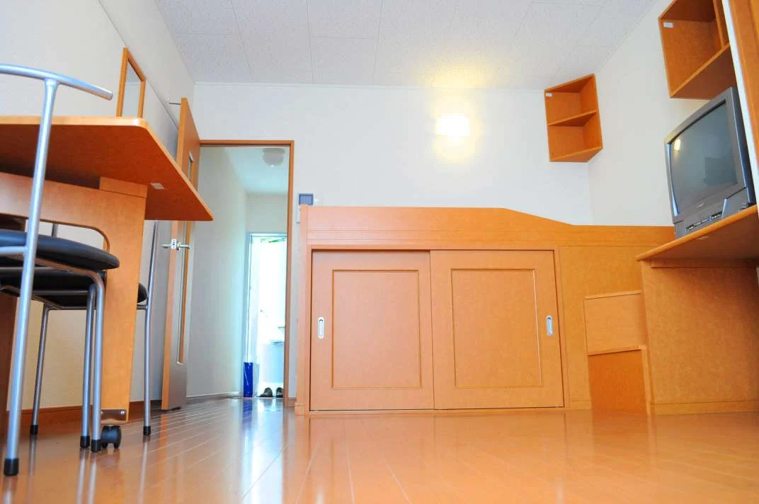 折りたたみ式の机があり収納も沢山出来ます！