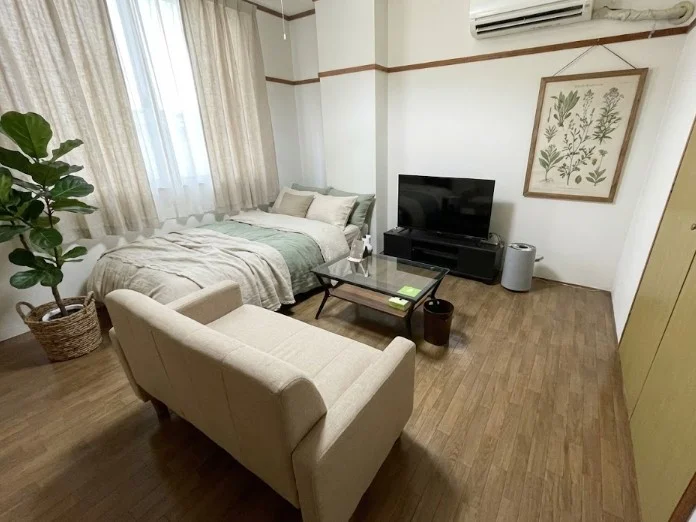 徳山駅から徒歩圏内！家具家電が標準化された　ソファ付きのマンスリーマンション！※植木と額は写真用です。