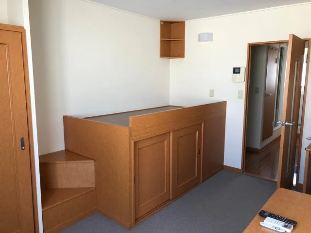 造付ベッドと収納です