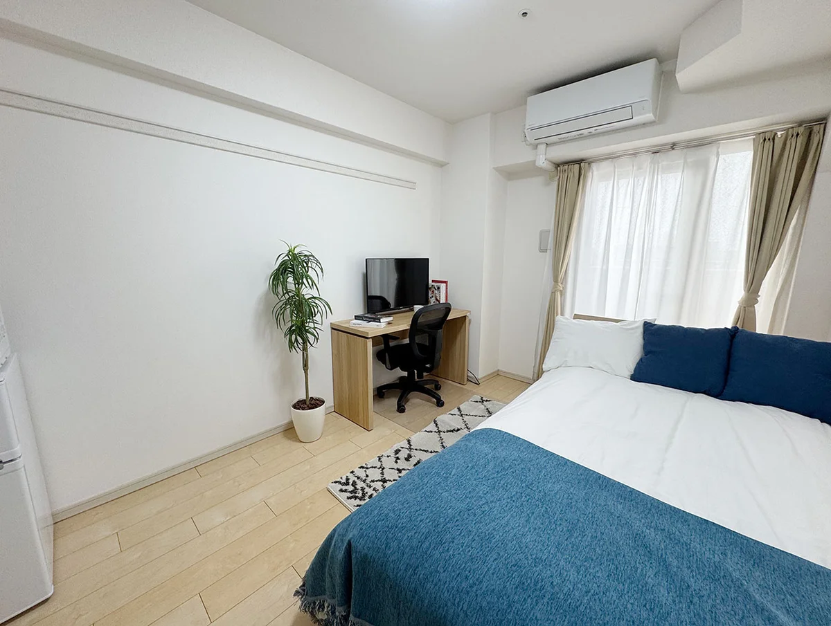 写真はお部屋のイメージです。ラグなどの室内装飾はございません。