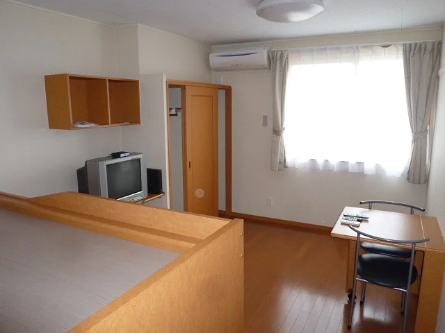 テレビ、エアコン、カーテン、机、椅子完備