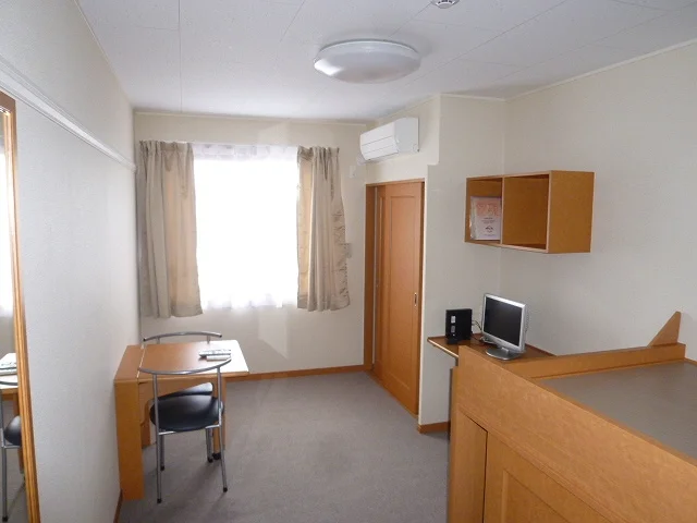 机・イス・クローゼット・カーテン・エアコン完備