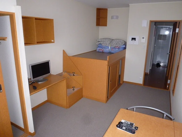 収納付きベット・テレビ・クローゼット・机・イス