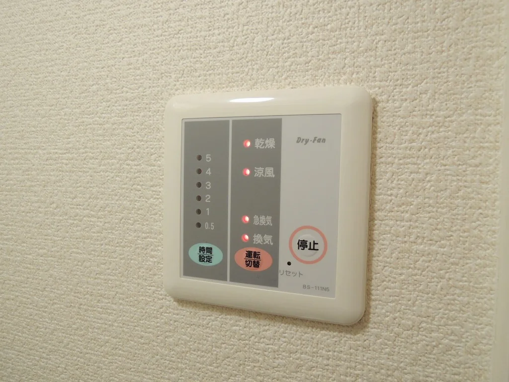 浴室換気乾燥機。浴室内で洗濯物が乾かせます。