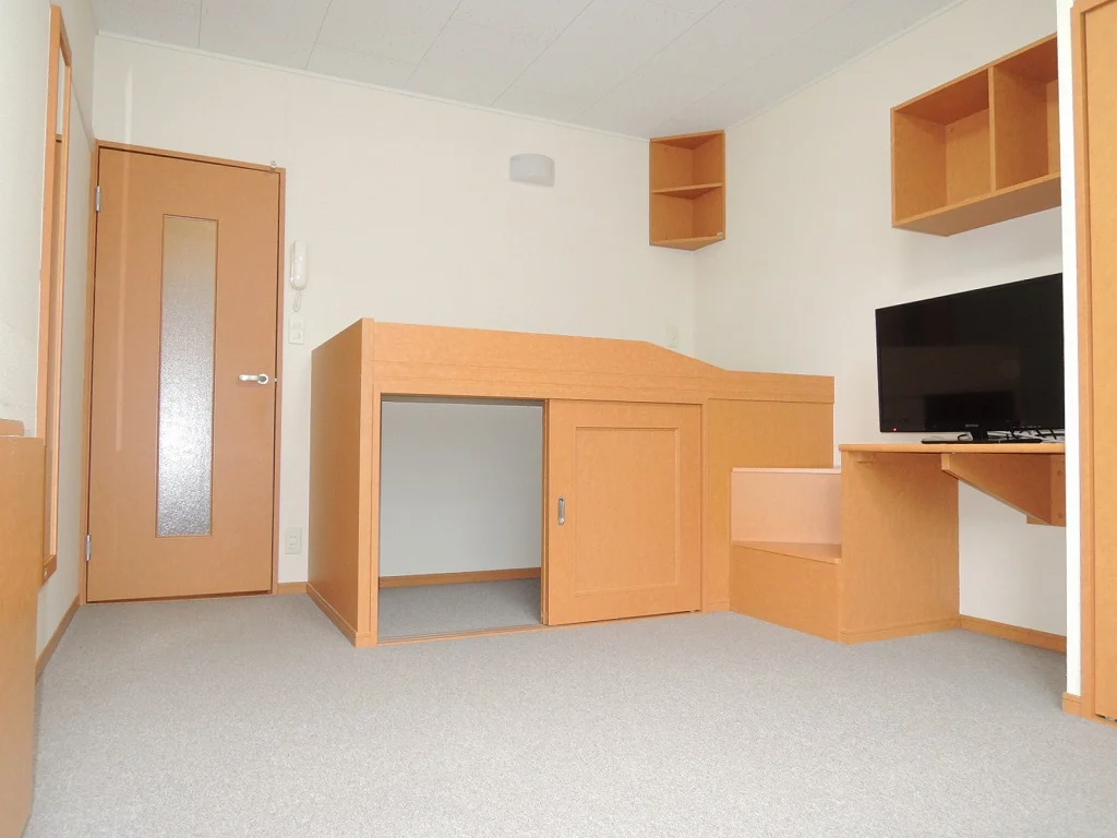 収納を兼ねたハイベッドが特徴的なお部屋です。