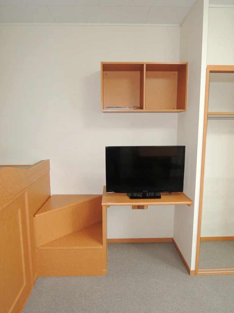 ３２型液晶テレビが設置済み。ベッドへ上がる階段部分も収納として使えます。