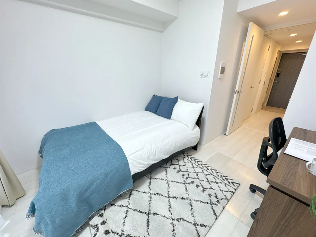 写真はお部屋のイメージです。ラグなどの室内装飾はございません。