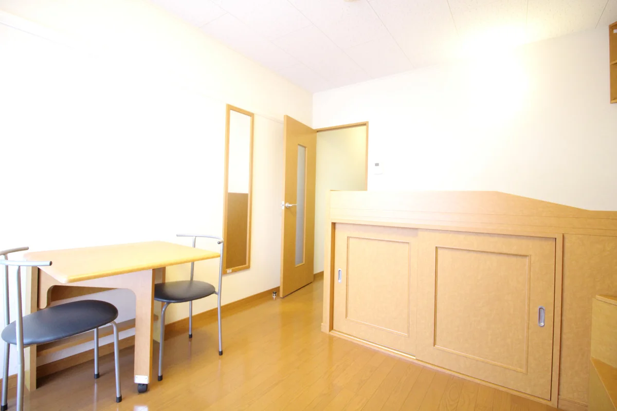 ベッドの下は大型収納スペースになっています♪