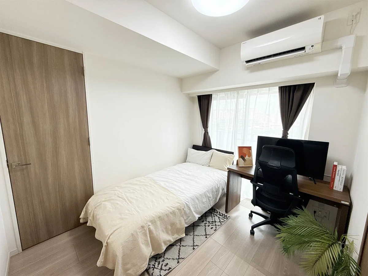 写真はお部屋のイメージです。ラグなどの室内装飾はございません。