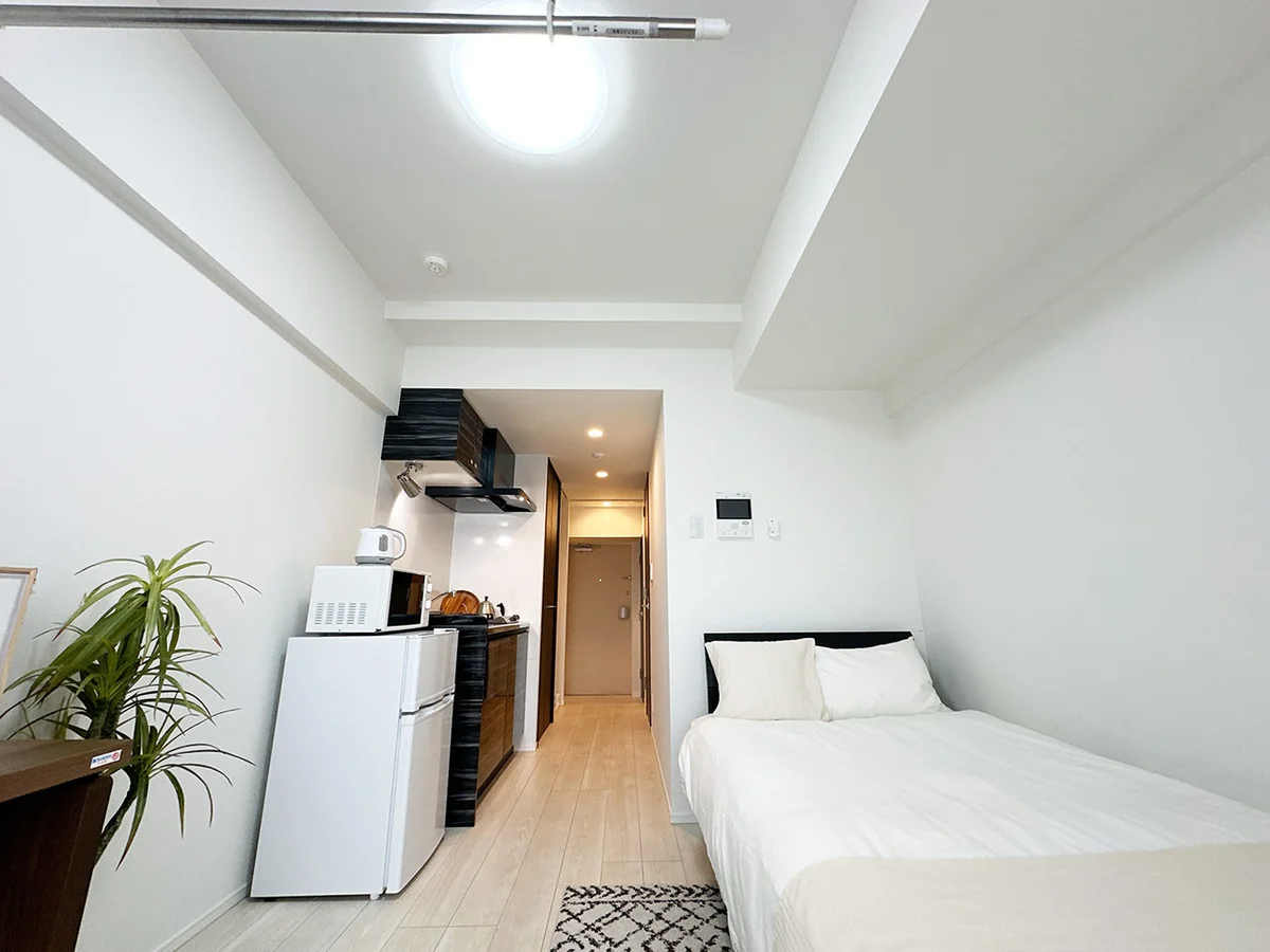 写真はお部屋のイメージです。ラグなどの室内装飾はございません。