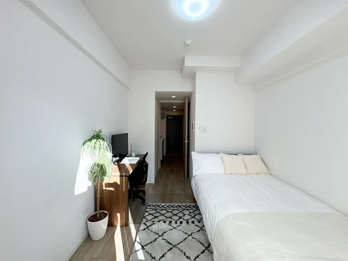 写真はお部屋のイメージです。ラグなどの室内装飾はございません。