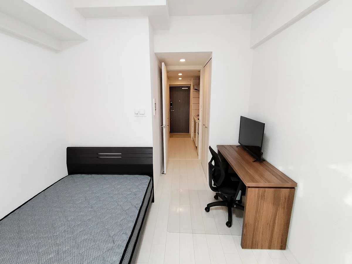 写真はお部屋のイメージです。ラグなどの室内装飾はございません。