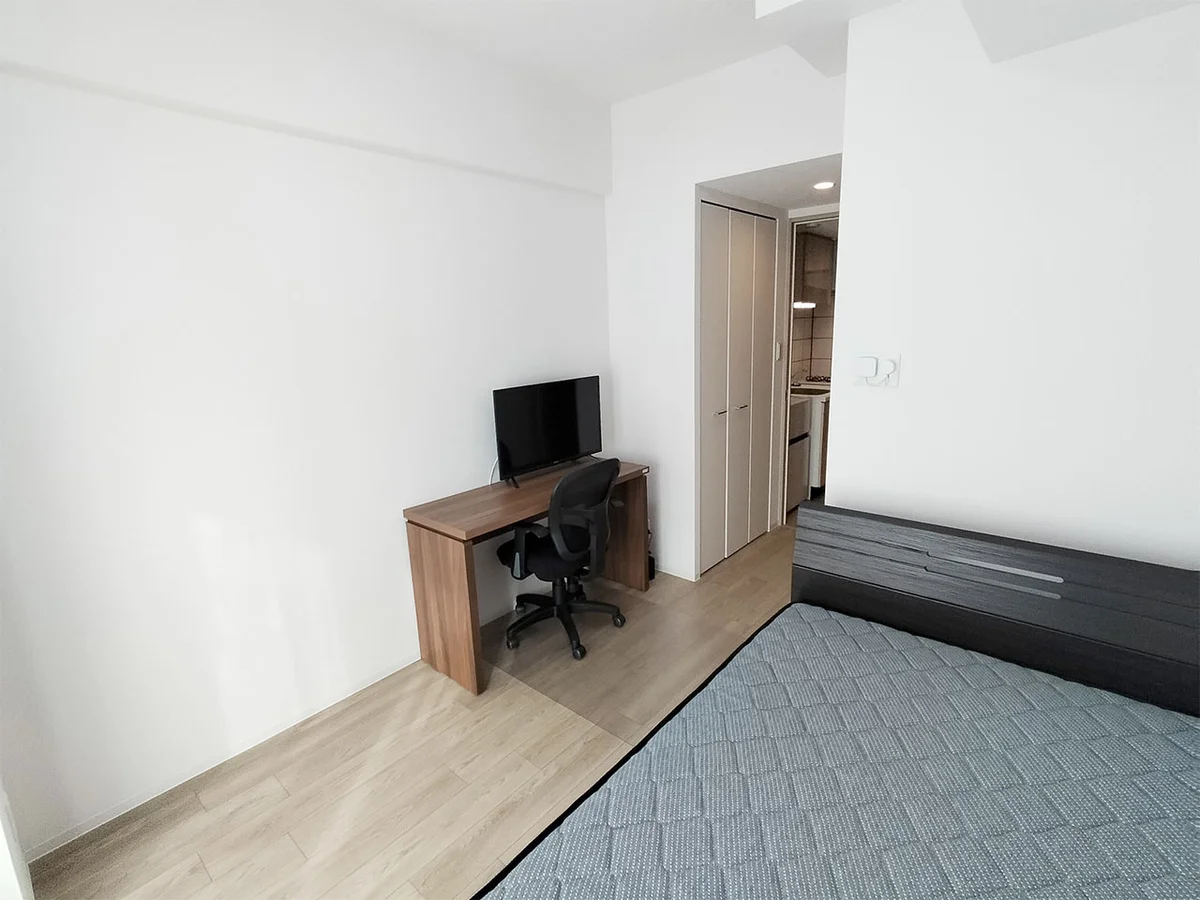 写真はお部屋のイメージです。ラグなどの室内装飾はございません。