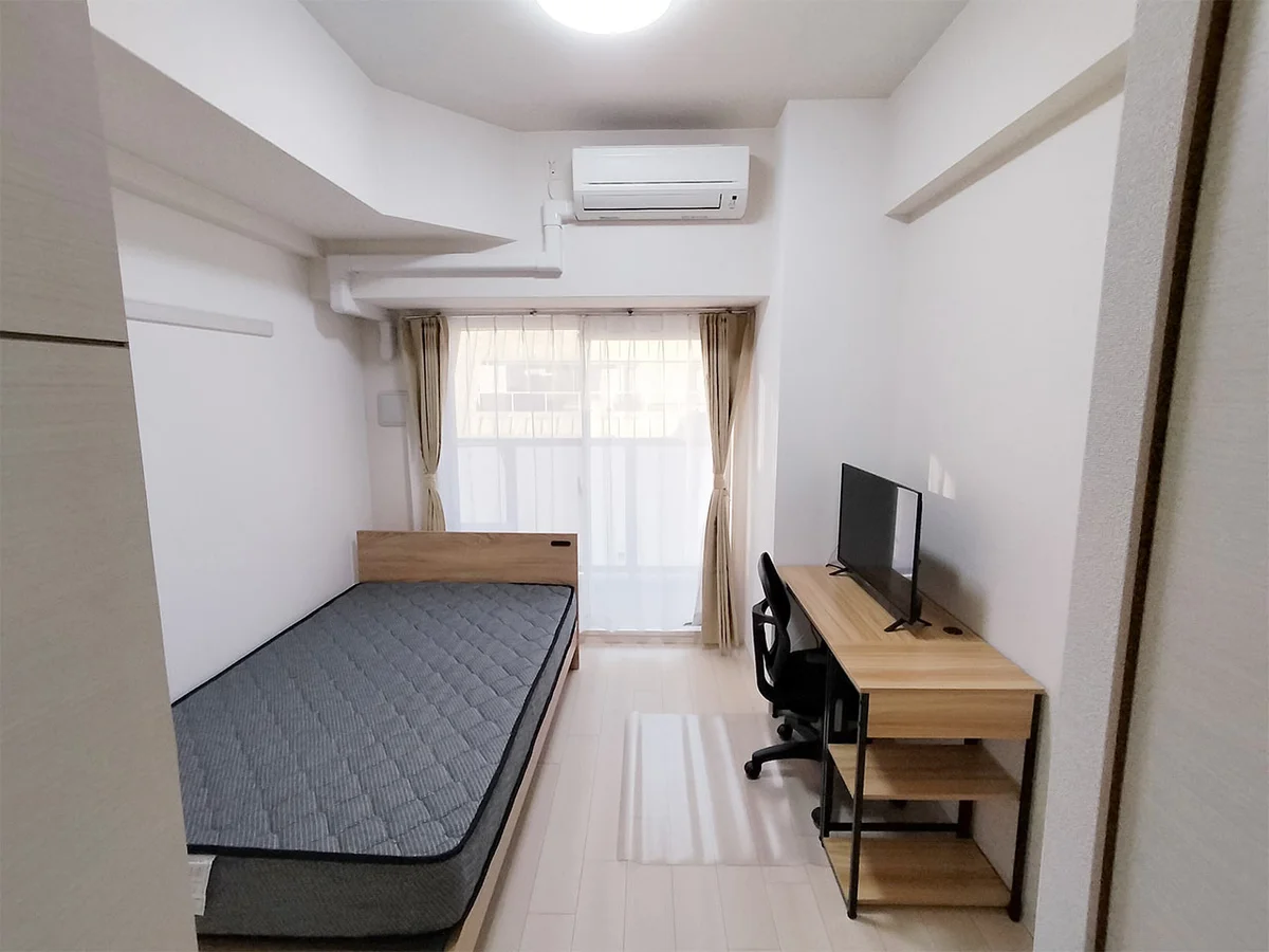 写真はお部屋のイメージです。ラグなどの室内装飾はございません。