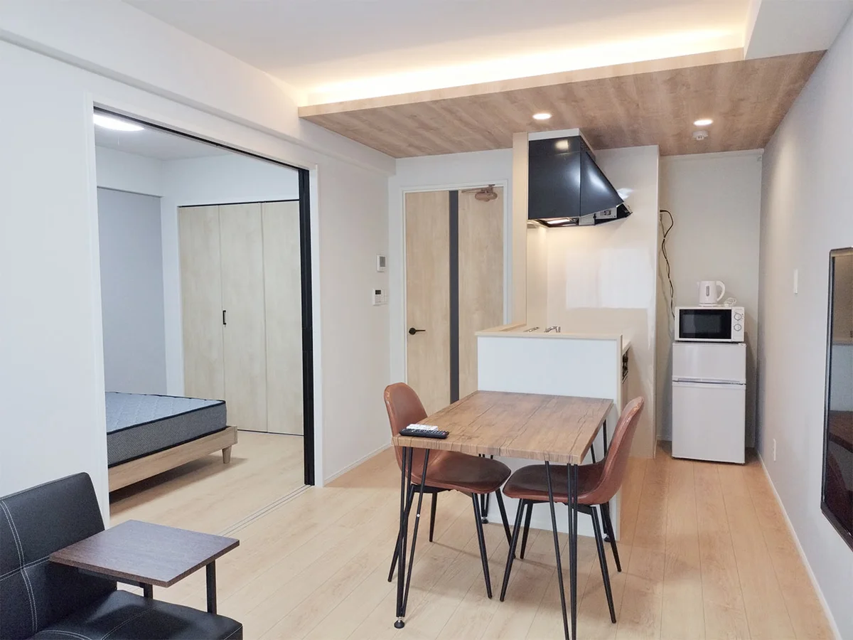 写真はお部屋のイメージです。ラグなどの室内装飾はございません。