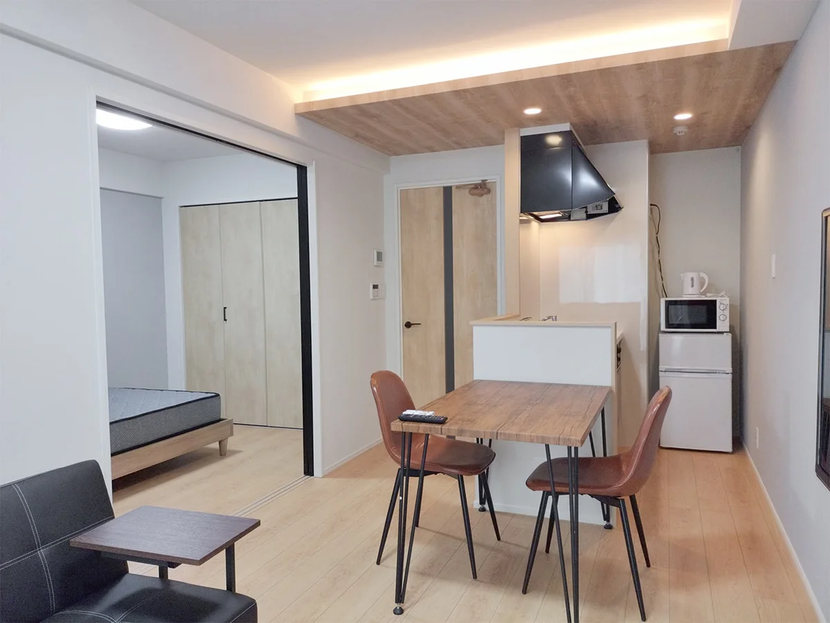 写真はお部屋のイメージです。ラグなどの室内装飾はございません。