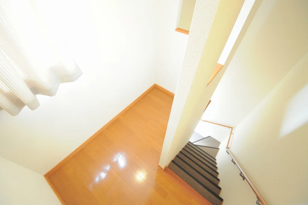 ※同タイプ部屋の写真となります（階段）