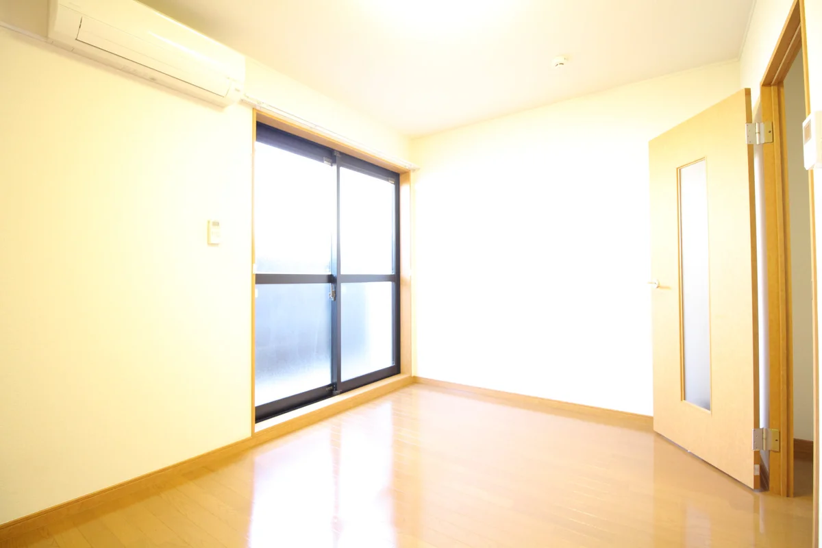 エアコン完備のシンプルなお部屋です♪
