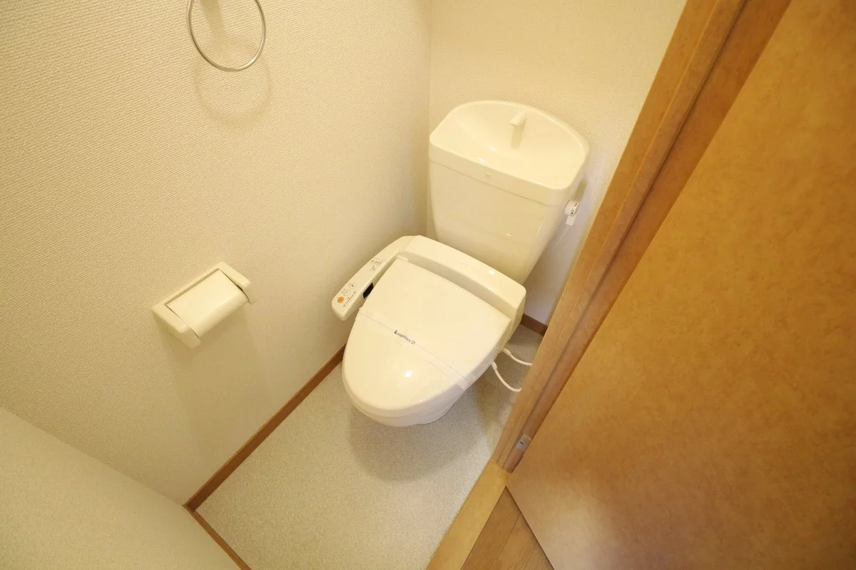 温水洗浄便座付きのトイレです♪