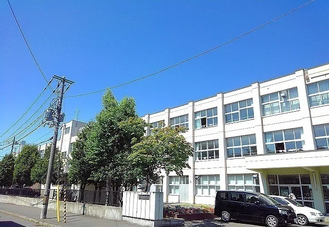 東月寒中学校まで500m