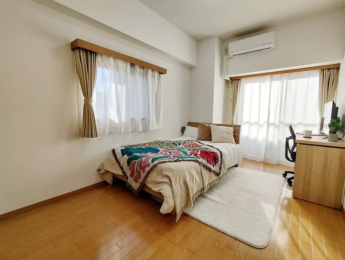 写真はお部屋のイメージです。ラグなどの室内装飾はございません。